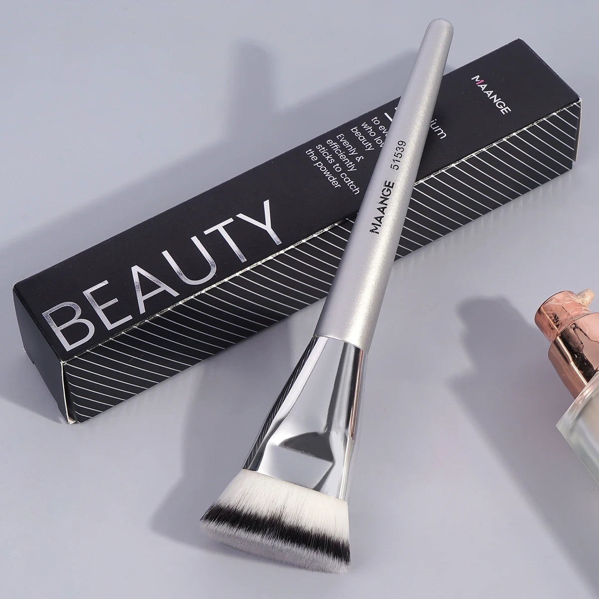 MAANGE Pro Flat Head Kabuki Brush